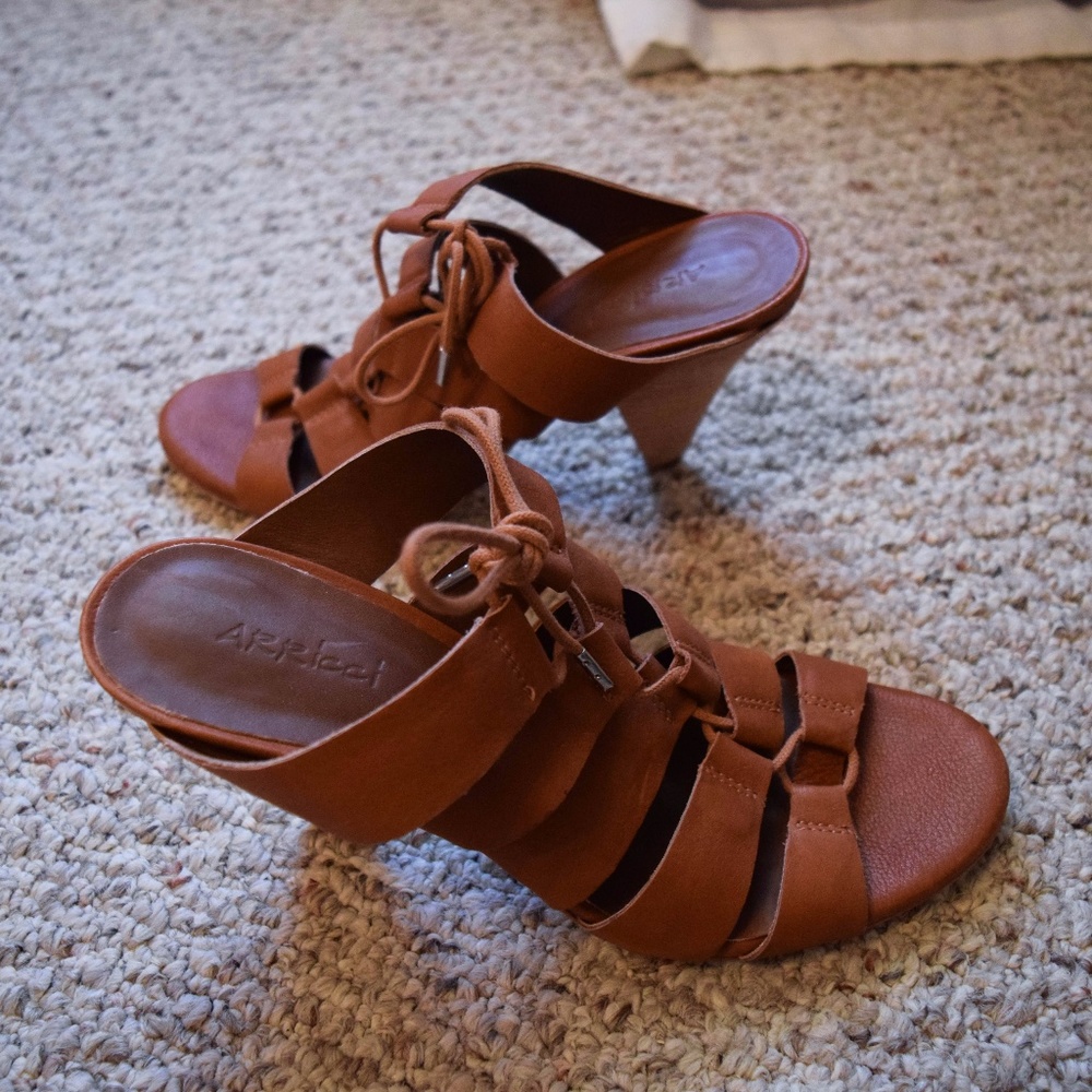 ARRICCI Leather Lace-Up Mule